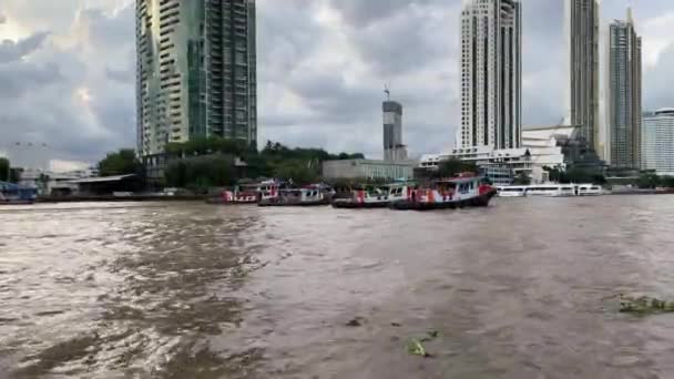タイのバンコクにあるチャオプラヤ川でバージを引くタグボート — ストック動画