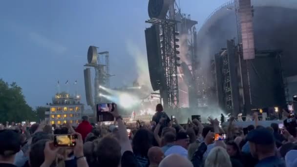 Lado Toma Los Fans Saltando Disfrutando Mismos Concierto Rammstein — Vídeos de Stock