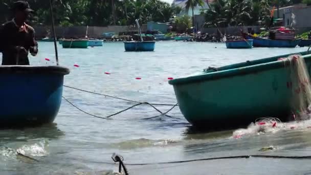 Balıkçı Bir Tekneden Diğerine Diziyor Vietnam Mui Parazit — Stok video