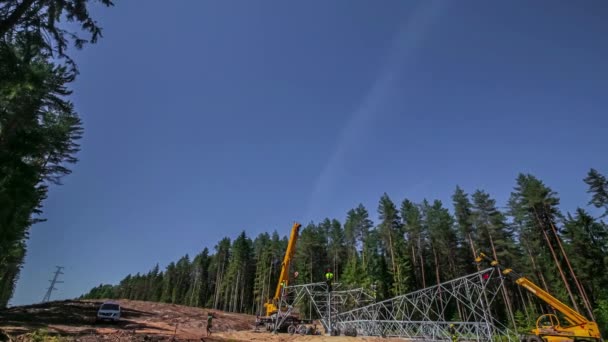 Intervalle Temporel Une Grue Érigeant Une Tour Haute Tension Dans — Video