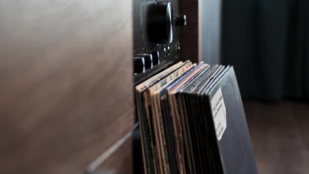 Ver Colecção Discos Vinil Procurando Por Single Álbum Selecionando Música — Vídeo de Stock