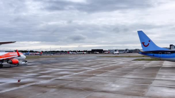 Letecká Doprava Londýnském Letišti Gatwick Zamračený Den Letadly Zaparkovanými Odtlačenými — Stock video