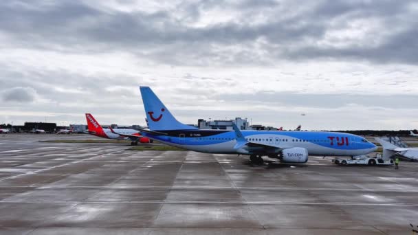 Bulutlu Bir Günde Gatwick Havaalanı Nda Hava Trafiği Vardı Uçaklar — Stok video