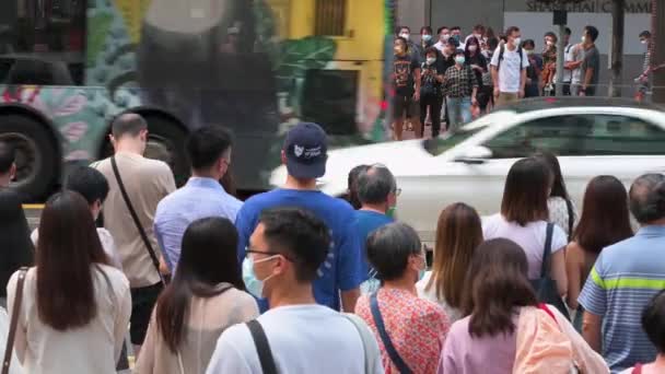 Aziatische Voetgangers Pendelaars Wachten Stoep Voor Een Verkeerslicht Signaal Groen — Stockvideo