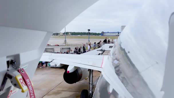 後方武装解除された乗客の扉からの眺めロンドン ガトウィック空港に停車する航空機で階段から降りる — ストック動画