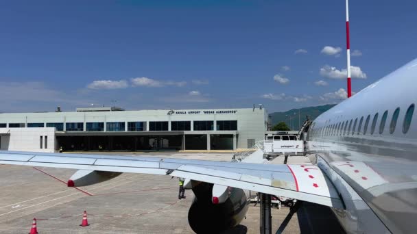 Vista Porta Traseira Avião Estacionado Aeroporto Grego Kavala Com Escadas — Vídeo de Stock