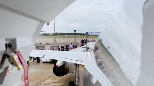後方武装解除された乗客の扉からの眺めロンドン ガトウィック空港に停車する航空機で階段から降りる英国 — ストック動画