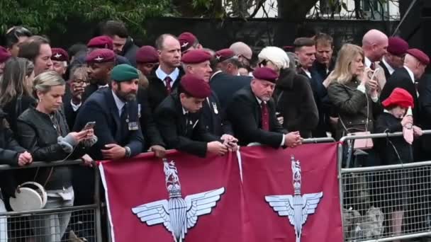 Katonák Várnak Hyde Parkban Erzsébet Királynőre Utolsó Útján — Stock videók