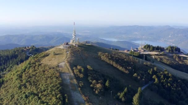 Complexo Antenas Telecomunicações Topo Montanha Mottarone Com Lago Fundo Stresa — Vídeo de Stock