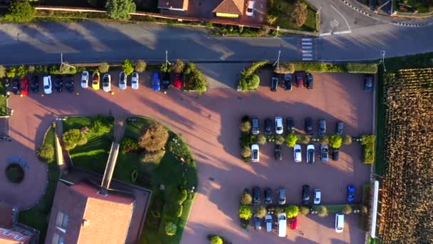 Coches Aparcados Zona Aparcamiento Santo Stefano Hotel Lujo Pueblo Sandigliano — Vídeo de stock