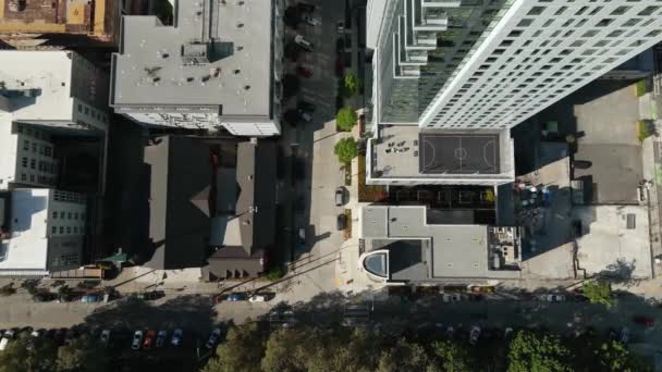 Luftaufnahme Eines Urbanen Blocks Mit Leeren Straßen Und Einem Basketballfeld — Stockvideo