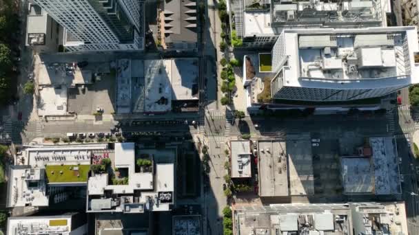 Drónlövedék Leselkedik Seattle Nyüzsgő Utcáira Épületekkel Miután Megépítették Tömböket — Stock videók
