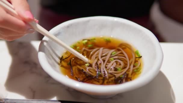 Primo Piano Una Donna Che Raccoglie Con Bacchette Toshikoshi Soba — Video Stock