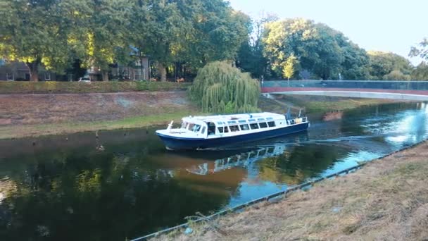 Boot Fährt Durch Den Kanal Der Maas Zentrum Von Den — Stockvideo