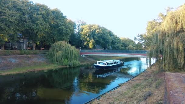 Csónak Vitorlák Híd Alatt Csatorna Meuse Középső Den Bosch — Stock videók