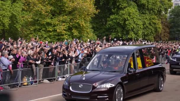 Carro Funerário Que Leva Caixão Rainha Elizabeth Está Descer Knightsbridge — Vídeo de Stock