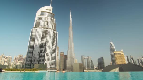 Koppel Infinity Zwembad Kijken Burj Khalifa — Stockvideo