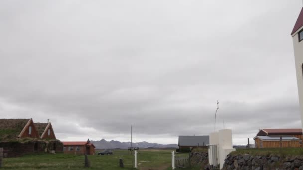 Petite Église Rurale Islande Avec Vidéo Panoramique Gauche Droite — Video