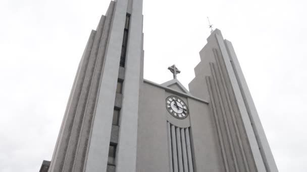 Iglesia Akureri Islandia Con Vídeo Basculante — Vídeo de stock