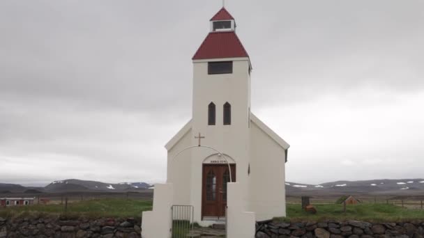 Pequeña Iglesia Islandia Rural Con Video Gimbal Caminando Hacia Adelante — Vídeo de stock