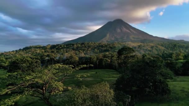 コスタリカのラ フォルトゥナにある象徴的なアレナル火山の上の日没の雲 — ストック動画