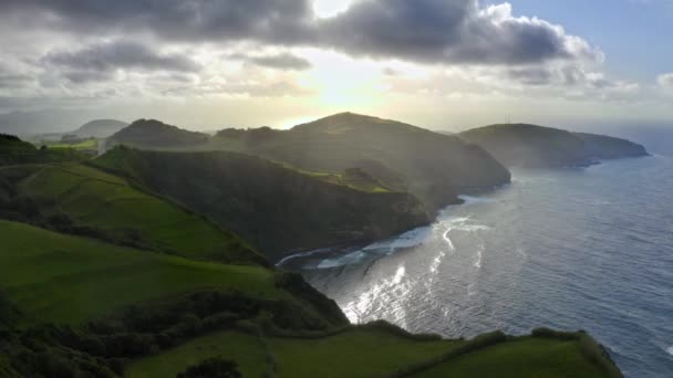 Wolken Brechen Nach Sturm Über Grasbewachsene Küsten Klippen Azoren Antenne — Stockvideo