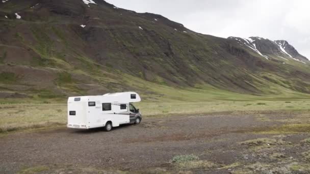 Véhicule Récréatif Dans Les Montagnes Islande Avec Vidéo Cardan Marchant — Video