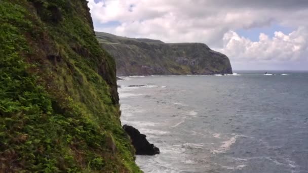 Ondas Cair Altas Falésias Costeiras Acidentadas Nos Açores Sobrevoo Disparado — Vídeo de Stock