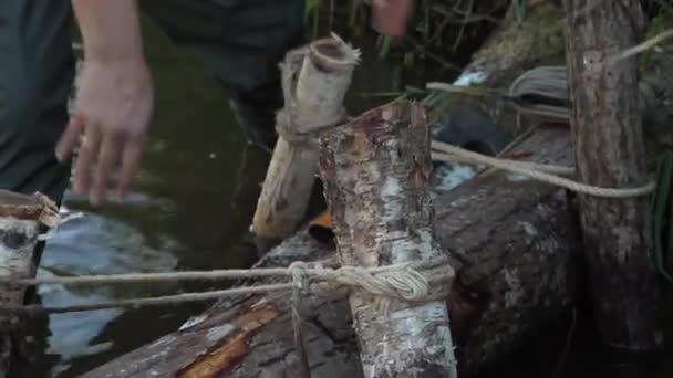 Lachsflüsse Mit Einem Kleinen Bach Der Mensch Schuf Einen Fluss — Stockvideo