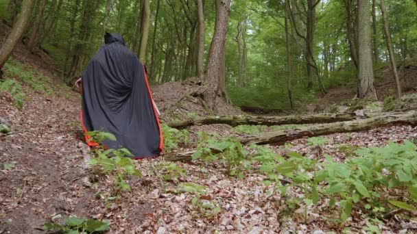 Mann Mit Schwarzem Mantel Und Sense Geht Wald Mit Maske — Stockvideo