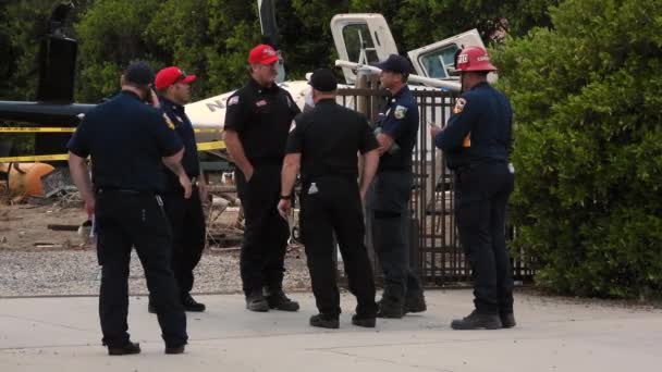 Пожежні Вибухають Біля Уламків Гелікоптера Який Розбився Межами Аеропорту — стокове відео