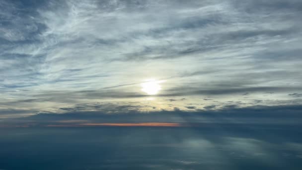 Gün Batımında Bazı Stratus Bulutlarından Sonra Güneş Diski Ile Kaplı — Stok video
