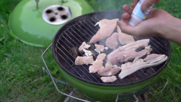 Homem Moagem Sal Barriga Porco Filé Peito Frango Churrasco Griller — Vídeo de Stock