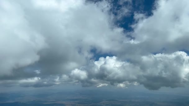 Derin Mavi Gökyüzünde Kümülüs Bulutları Arasında Uçarken Bir Jet Kokpitinden — Stok video