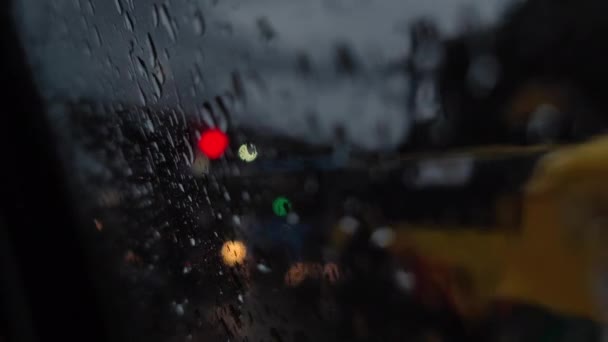 Regnvatten Droppar Bilfönstret Glas Oskärpa Fordon Ljus — Stockvideo
