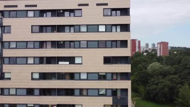 Felújított Városi High Rise Épületek Mellett Régiek — Stock videók