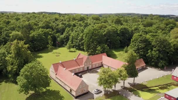 Vue Aérienne Des Bâtiments Campagne Grange Près Forêt Verte Été — Video