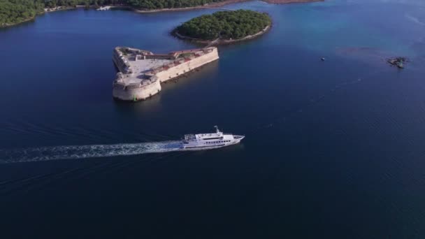 Touristenboot Das Der Festung Nikolaus Der Adria Der Küste Kroatiens — Stockvideo