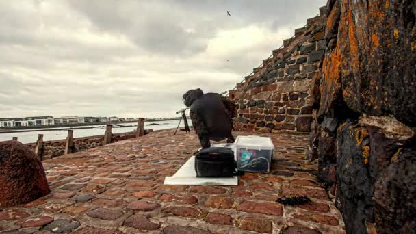 内容创建者在格恩西岛的滑块上设置了等待运动时间间隔的时间间隔 以完成天空中的云彩飞行 — 图库视频影像