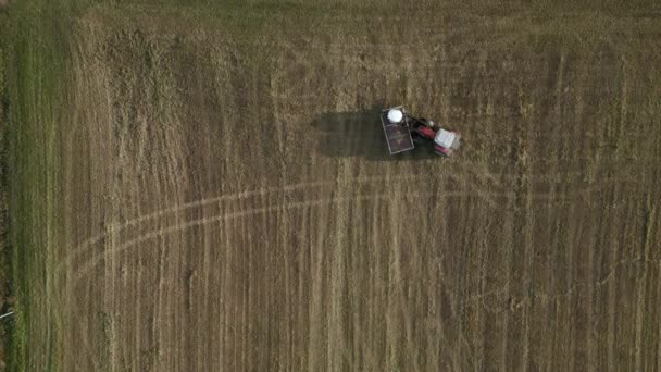 Tractor Pakt Een Hooikuiltje Verplaatst Het Naar Andere Kuiltjes Bovenste — Stockvideo