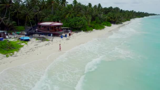 Ung Kvinna Går Lugnt Genom Kusten Tropiska Stranden Dhigurah Maldiverna — Stockvideo