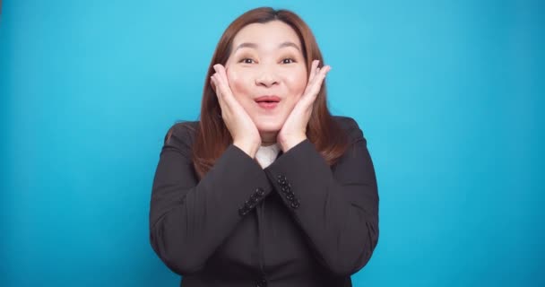 Krásná Asijská Podnikatelka Vypadá Překvapeně Izolované Modrém Pozadí Zpomalení — Stock video