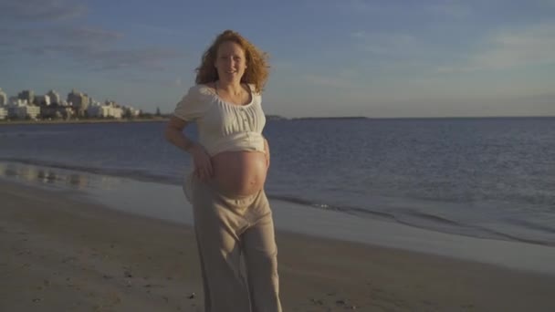 Schwangere Kaukasische Rotschopf Frau Mit Dickem Bauch Beim Spaziergang Strand — Stockvideo