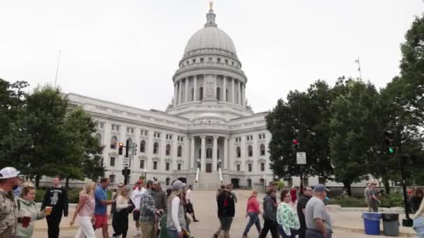 Wisconsin Eyalet Başkent Binası Etrafta Yürüyen Insanlar Sabit Videolar Var — Stok video