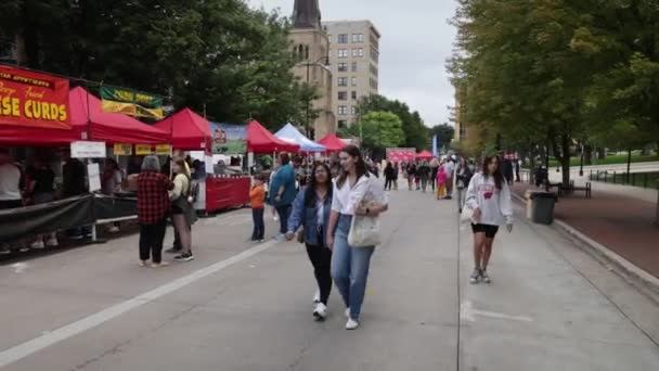 Люди Які Гуляють Заході Taste Madison Медісоні Штат Вісконсин Камерним — стокове відео