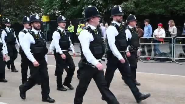 Multiple Police Walking Hyde Park Queens Funeral Hyde Park Londres — Vídeo de Stock