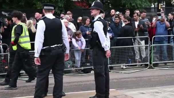 Polizei Trifft Sich Sicherzustellen Dass Alle Während Der Queen Beerdigung — Stockvideo