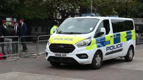 Die Polizei Schützt Alle Der Nähe Des Buckingham Palace Zur — Stockvideo