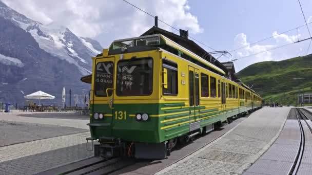 Jungfrautravelpass Traing Går Till Kleine Scheideg Old Train Till Eiger — Stockvideo