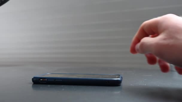 Egy Fiatal Ember Leteszi Telefonját Asztalra Hogy Munkájára Koncentráljon Zavarják — Stock videók
